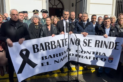 Minuto de silencio llevado a cabo en el Ayuntamiento de Barbate por los agentes fallecidos, este sábado. 