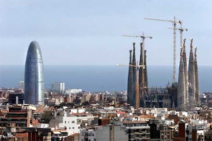 El edificio, donde ya están trabajando unos 600 empleados de Aguas de Barcelona, está en funcionamiento desde el pasado mes de julio. La torre ha sido alquilada totalmente por Agbar para un periodo de 20 años, prorrogables a otros diez.