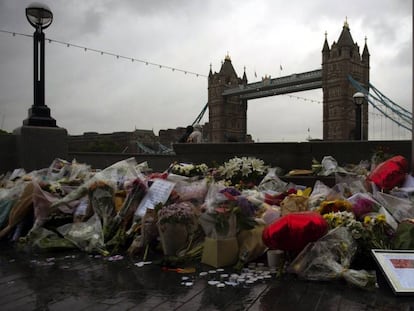 Buquês de flores, velas e mensagens deixados em homenagem às vítimas em Londres.