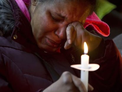 Foto de archivo: la viuda de Eric Garner llora su muerte.