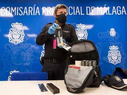 Antonio Arcos, jefe de la Brigada Móvil de la Policía Nacional en Málaga, muestra uno de los dispositivos usados para esconder las cámaras, este viernes.