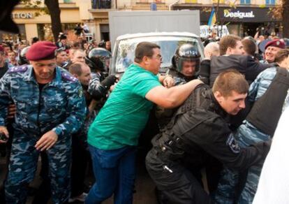 Policías antidisturbios despejan el paso a un vehículo en el tribunal de Pecherskyi, en Kiev, Ucrania. Los seguidores de la ex primera ucraniana Yulia Timoshenko intentaron bloquear el automóvil que debía trasladarla a la cárcel.