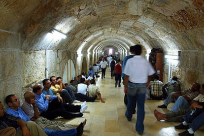 Fieles musulmanes esperan el inicio del Ramadán en un paso subterráneo de la mezquita de Al Aqsa en Jerusalén.