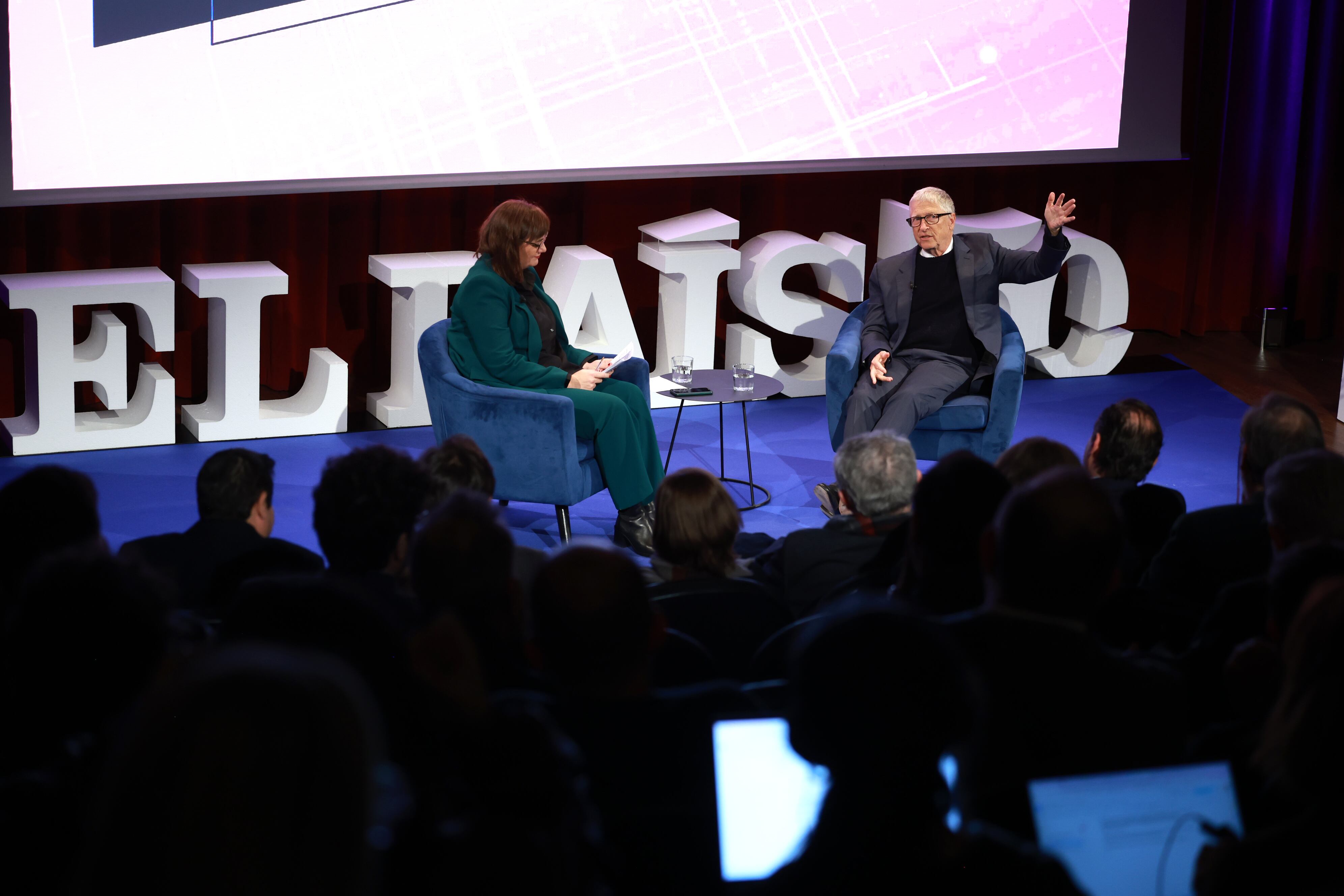 Un momento de la conversación de Bill Gates, cofundador de Microsoft y presidente de la Fundación Gates, con Ana Carbajosa, directora de Planeta Futuro, en el Museo del Prado. El evento se enmarcó dentro de los actos del 50º aniversario de EL PAÍS. 