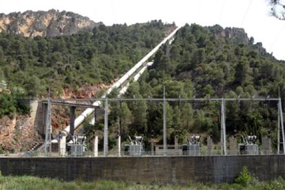 Sifón del trasvase Tajo-Segura, en el pantano de Bolarque (Guadalajara).