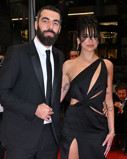 Dua Lipa, con look de Celine, y Romain Gavras, con look de Dior.