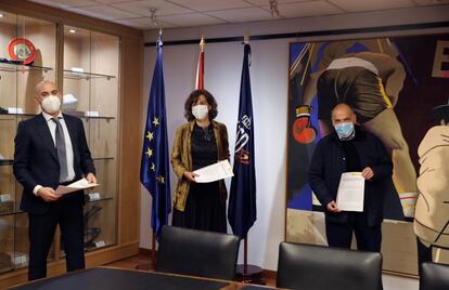 Irene Lozano, junto a Luis Rubiales y Javier Tebas, en la sede del CSD. EFE