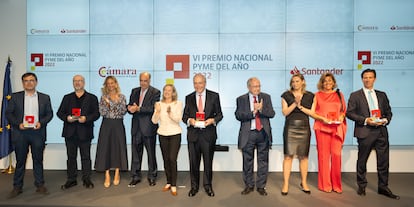 La vicepresidenta primera del Gobierno, Nadia Calviño (en el centro, con blusa clara), junto al ganador de la VI edición del Premio Nacional Pyme 2022, Luis Fernández-Vega, y el resto de galardonados. A su izquierda en la foto, Luis Isasi, presidente de Santander España. Y, al lado de Fernández-Vega, José Luis Bonet, presidente de la Cámara de Comercio de España.