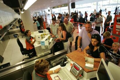Pasajeros facturando en el aeropuerto de L'Altet, en Alicante, ayer por la mañana.