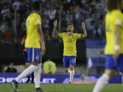 Lucas Lima comemora o gol contra a Argentina.