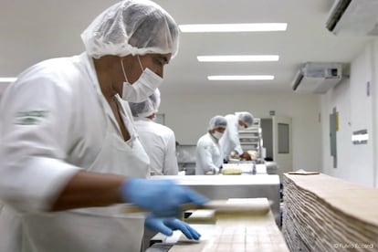 Las marquetas se recolectan y transportan hasta los centros regionales de acopio y de allí se llevan a la planta industrial de Chetumal donde lleva a cabo el proceso de elaboración de la goma de mascar.