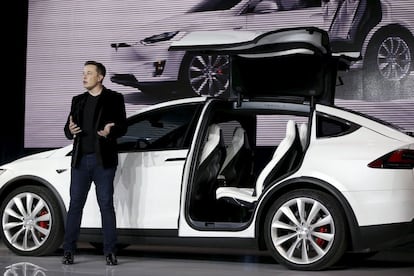 Elon Musk con el coche eléctrico Model X en versión deportiva