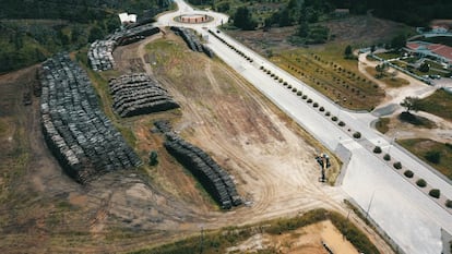 Las empresas madereras proliferan en la zona de Pedrg?o Grande para recoger la madera que les vale un a?o despus de los incendios ms mortferos de la historia reciente en Portugal.