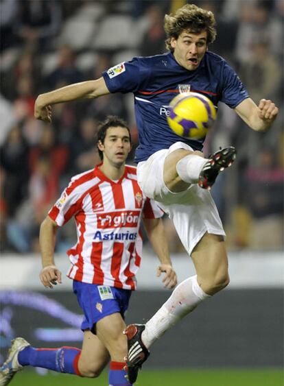 Llorente se lleva el balón ante Sastre.