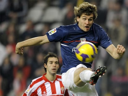 Llorente se lleva el balón ante Sastre.