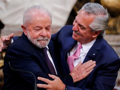 El presidente brasileño, Lula da Silva (izq.) junto a su par argentino Alberto Fernández.