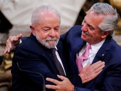 El presidente brasileño, Lula da Silva (izq.) junto a su par argentino Alberto Fernández.