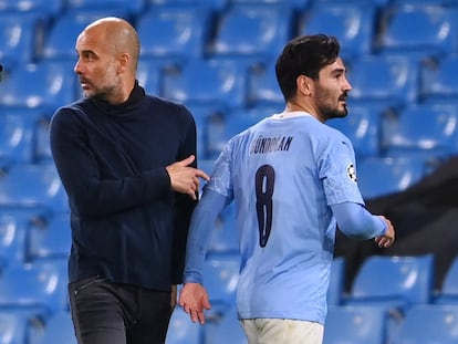 Guardiola junto a Gündogan, durante un partido del Manchester City en la Champions.