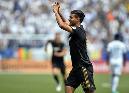 Vela celebra su gol.