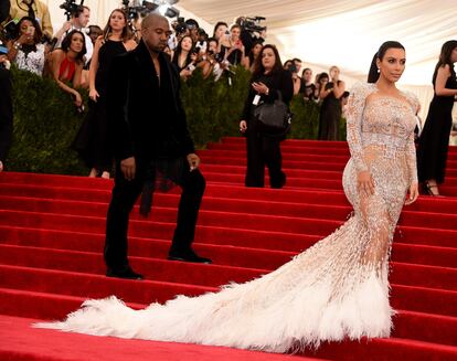 "Posa tú, Kim. Yo miraré tu vestido Beyoncé 2012 desde la lejanía y con pose lánguida".