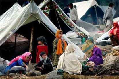 Paquistaníes que perdieron sus hogares durante el terremoto, en un campo de refugiados de Balakot.