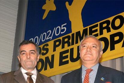 El ministro Moratinos y el secretario de Estado para la UE, Alberto Navarro, en la presentación de la web sobre la Constitución Europea.