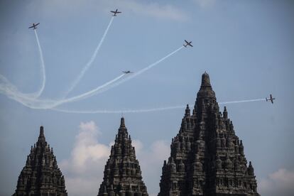 Aviones del equipo de aeroacrobacia 'Jupiter' de la fuerza aérea indonesa vuelan cerca del templo hindú de Prambanan durante el espectáculo aéreo internacional Yogyakarta en Java (Indonesia).