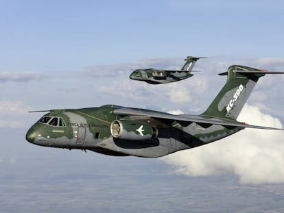 Dos de los tres aviones de transporte KC-390 ya fabricados por Embraer y que esta comercializará con Boeing.