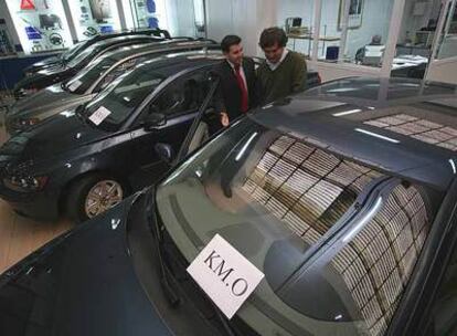 Coches <i>kilómetro cero</i> en un concesionario de Madrid.