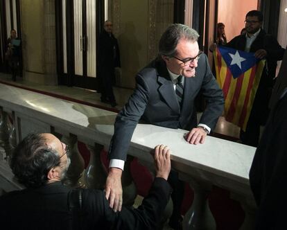 El líder de la formación anticapitalista, la CUP, Antonio Baños (espaldas), y el presidente en funciones catalán, Artur Mas, se saludan tras la segunda sesión del debate de investidura. Mas cosechó la oposición de todos los grupos, excepto el suyo (Junts pel Sí). | <a href=http://ccaa.elpais.com/ccaa/2015/11/12/catalunya/1447320970_441062.html target=”blank”>IR A LA NOTICIA</a>