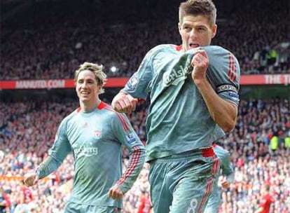 Gerrard festeja un gol el pasado sábado contra el Manchester United con Fernando Torres en segundo término.