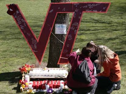 Estudiantes la Universidad Politécnica de Virginia encienden velas en recurdo de los 33 muertos en el tiroteo de ayer.