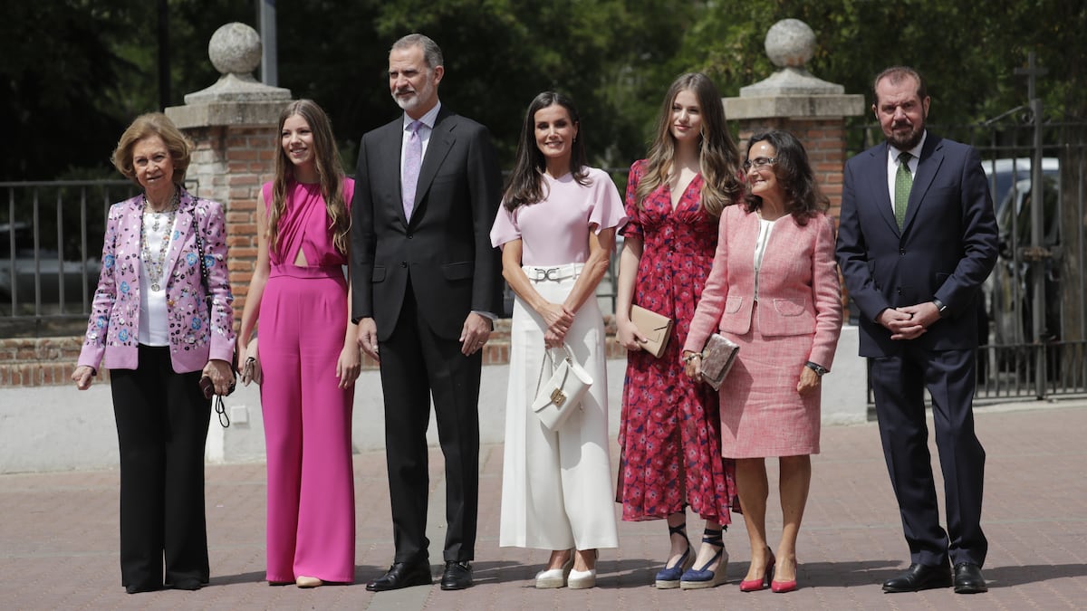 La infanta Sofía recibe la confirmación acompañada de sus padres, los Reyes  de España, su hermana y sus abuelos