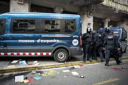 Agentes de los Mossos d'Esquadra custodian la Conselleria de Economía tras un incidente con unos estudiantes que han tirado botes de humo y libros como protesta, el 29 de noviembre de 2018, en Barcelona.