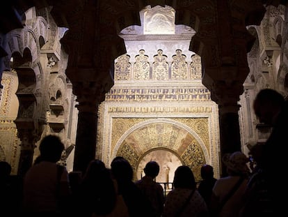 Un grupo de visitantes observa desde la macsura, espacio destinado al califa, el mihrab de la mezquita de Córdoba.