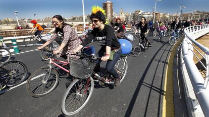 Una de las marchas reivindicativas de los ciclistas de Valencia.