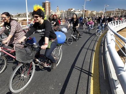 Una de las marchas reivindicativas de los ciclistas de Valencia. 