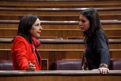 Las portavoces del PSOE y Unidos Podemos, Margarita Robles e Irene Montero, en el pleno.