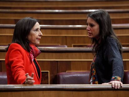 Las portavoces del PSOE y Unidos Podemos, Margarita Robles e Irene Montero, en el pleno.
