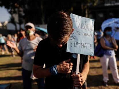 Un manifestante en contra de despenalización del aborto en Argentina, este martes en Buenos Aires.