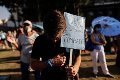 Un manifestante en contra de despenalización del aborto en Argentina, este martes en Buenos Aires.