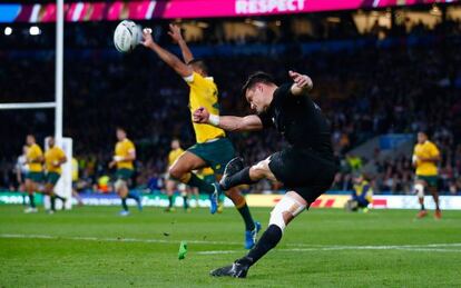 Dan Carter marca una transformaci&oacute;n durante la final.
 