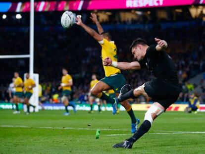 Dan Carter marca una transformaci&oacute;n durante la final.
 