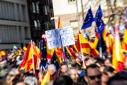 Cartel contra el presidente del Gobierno, Pedro Sánchez, este domingo. 