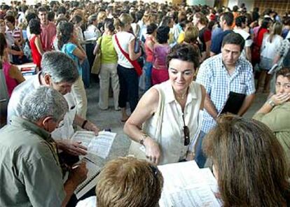 Miembros de la Escola Valenciana repartiendo folletos, ayer, a los maestros durante el acto de adjudicación.