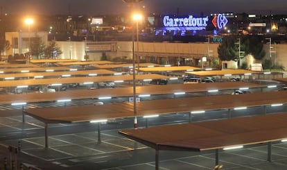 Aparcamiento de un hipermercado de la cadena Carrefour en una zona comercial.