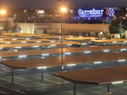 Aparcamiento de un hipermercado de la cadena Carrefour en una zona comercial.