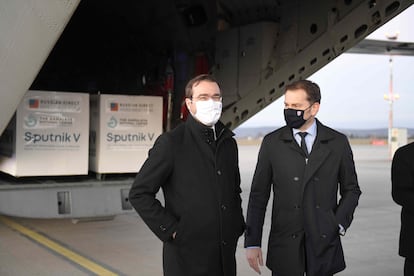 El ya ex primer ministro eslovaco Igor Matovic (derecha) y su ministro de Salud, Marek Krajci, el mes pasado en el aeropuerto de Kosice.