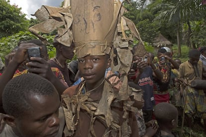 Un joven bambuti con una máscara tradicional.