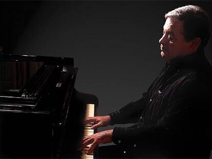 El compositor cubano José María Vitier, al piano.